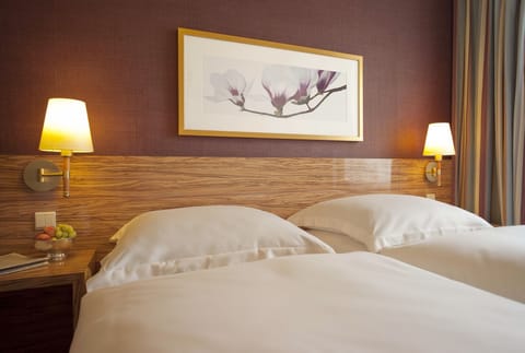 Hypo-allergenic bedding, minibar, in-room safe, desk