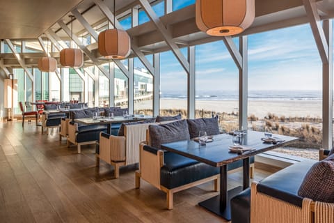 13 restaurants; breakfast, lunch, and dinner served