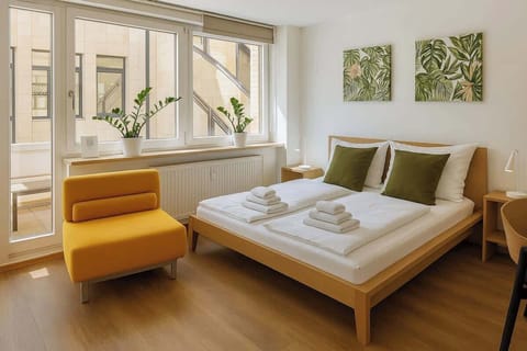 Schlafe entspannt in einem Queensize-Doppelbett. Die 3. Person schläft auf unserem stylischen Schlafsessel mit zugehörigem Topper.