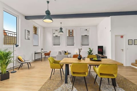 Der großzügige Wohn-/Essbereich bietet viel Platz zum Essen, Entspannen und Arbeiten.