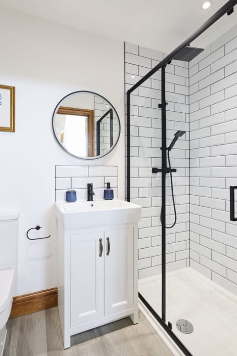 En-Suite to bedroom 1