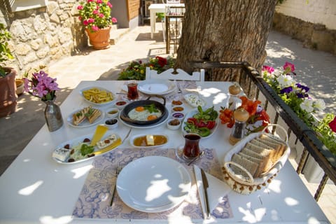 Free daily cooked-to-order breakfast
