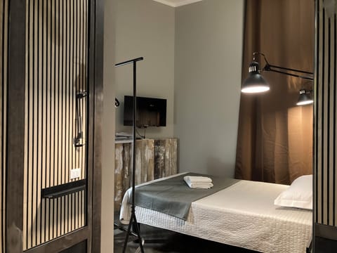 Basic Room, 1 Twin Bed | Down comforters, laptop workspace, free WiFi, bed sheets