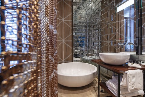 Superior Double Room | Bathroom | Hair dryer, towels, soap, shampoo