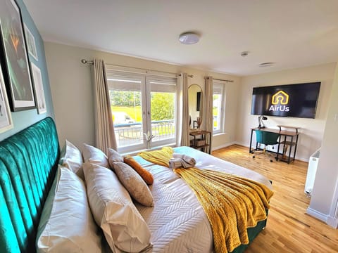 House | 5 bedrooms, blackout drapes, iron/ironing board, free WiFi