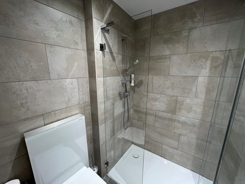Classic Double Room | Bathroom | Free toiletries, hair dryer, towels