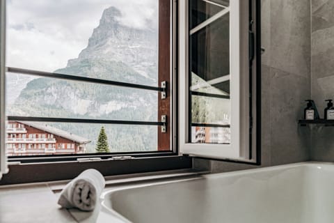 Chalet Twin Room, garden view | Bathroom | Free toiletries, hair dryer, bathrobes, slippers