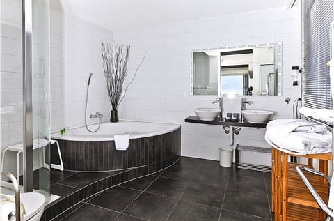 Suite, Balcony | Bathroom | Shower, hair dryer, bathrobes, slippers