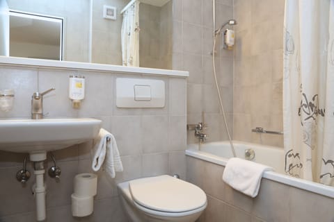 Standard Twin Room (max 2 guests) | Bathroom | Hair dryer, towels