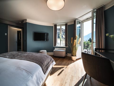 Modern, air-conditioned rooms, with balcony | Hypo-allergenic bedding, down comforters, in-room safe, desk