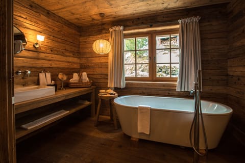 Suite (Baurenstube) | Bathroom | Free toiletries, hair dryer, bathrobes, slippers