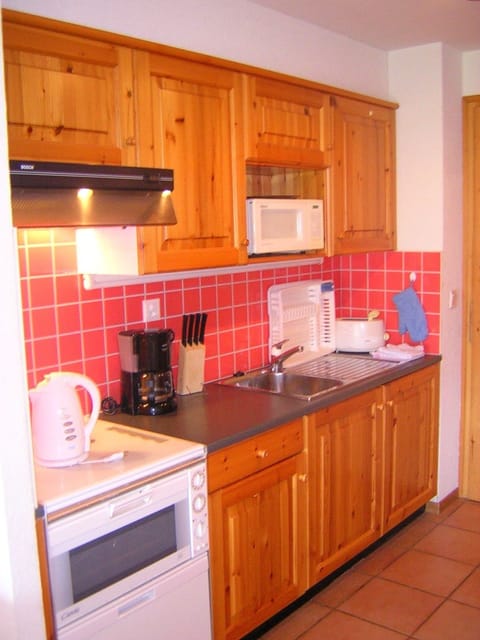 Classic Studio | Private kitchenette | Fridge, microwave, oven, stovetop