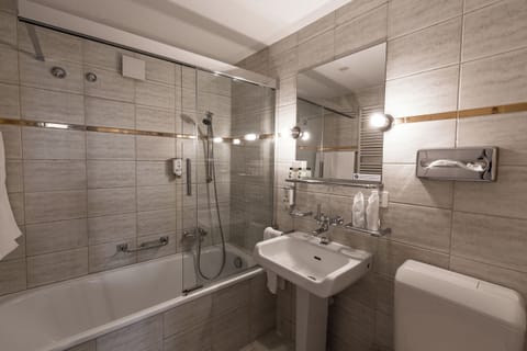 Panoramic Double or Twin Room | Bathroom | Shower, free toiletries, hair dryer, towels