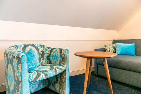 Double Room | Living area | 42-inch flat-screen TV with cable channels, TV