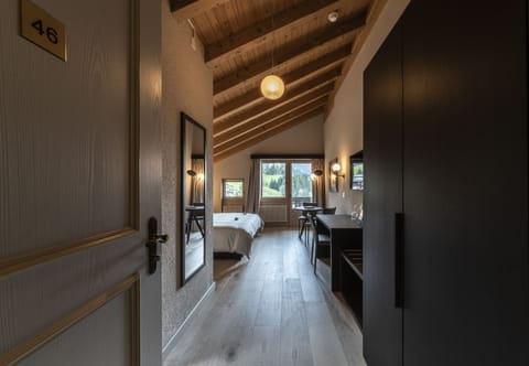 Superior Double Room, 1 King Bed, Balcony, Mountainside | Minibar, in-room safe, desk, blackout drapes