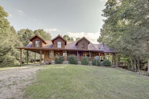 Whitley City Vacation Rental | 3BR | 2BA | Stairs to Enter | 1,847 Sq Ft