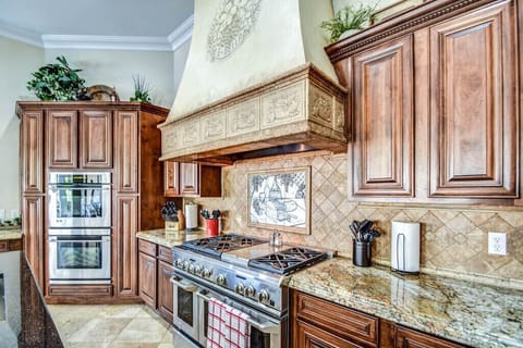 Large Kitchen Equipped with a Double-Oven and High-End Appliances 