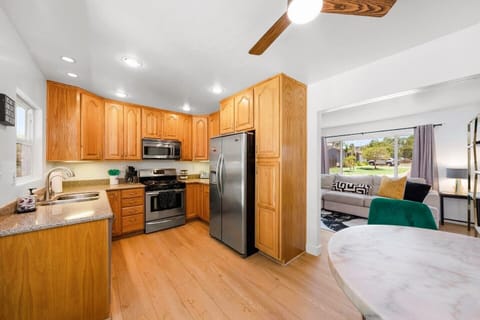 Kitchen+house stocked with many essentials. Upon booking we can send a list.