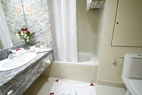 Bathtub, deep soaking tub, free toiletries, hair dryer