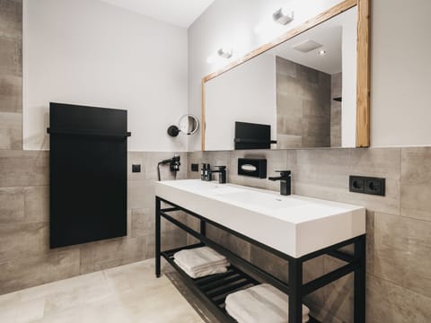 Deluxe Room | Bathroom | Hair dryer, bathrobes, slippers, towels