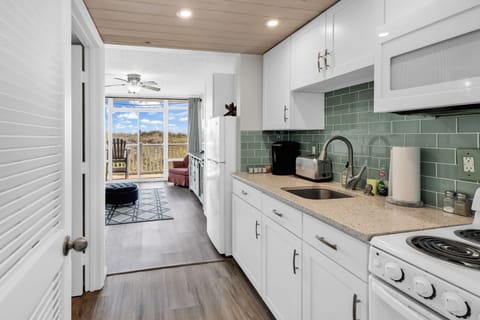 Signature Condo, 1 Bedroom, Balcony, Ocean View | Private kitchen | Fridge, microwave, oven, stovetop