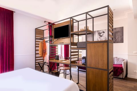 Superior Room | Minibar, in-room safe, desk, laptop workspace