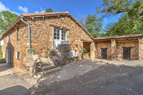 Facade of the cottage and small terrace (1)