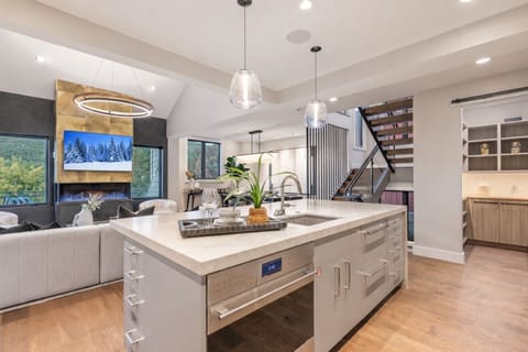 House, 5 Bedrooms | Interior