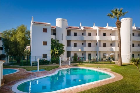 Bask in the glorious sunshine by our sparkling shared pool, perfect for both adults and little splashers.
#SharedPool #Algarve #LovelyStay