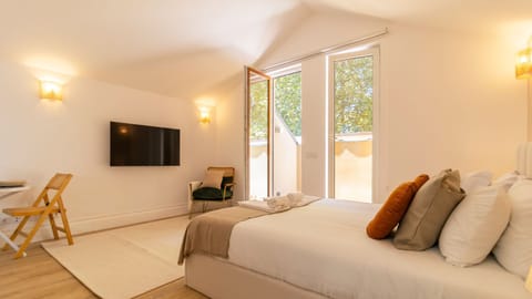 Rest and rejuvenation are on the agenda in this charming bedroom. From the sumptuous bedding to the carefully curated decor, every element invites you to unwind and have a peaceful night's sleep. #bedroom #airbnb