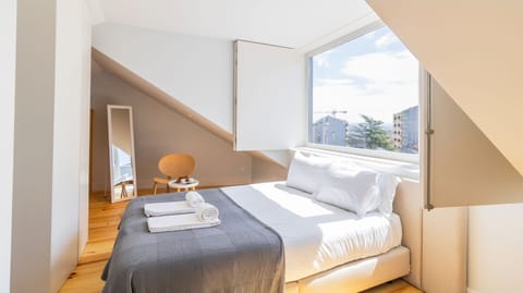 Rest and rejuvenation are on the agenda in this charming bedroom. From the sumptuous bedding to the carefully curated decor, every element invites you to unwind and have a peaceful night's sleep. #bedroom #airbnb