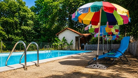 Piscine ensoleillée avec parasols colorés