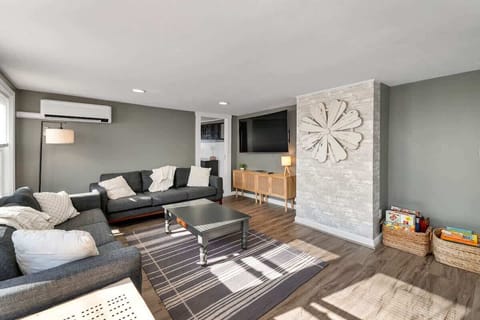 Relax in this spacious living room!
