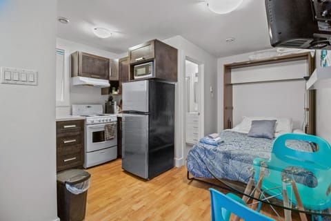 Studio living, where style meets simplicity. Double the charm in our cozy haven. 🏠🛌 