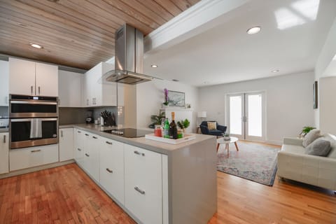 Deluxe Apartment | Private kitchen | Fridge, microwave, oven, stovetop