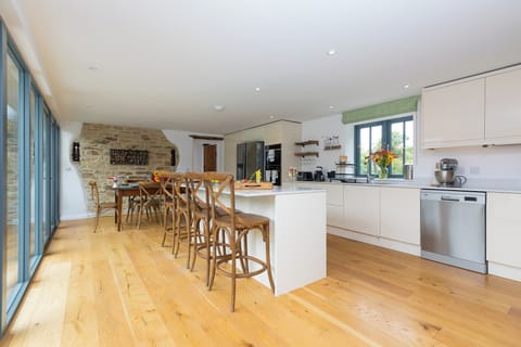 Cottage | Private kitchen | Fridge, dishwasher, electric kettle, toaster