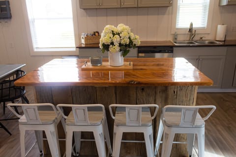 Kitchen with 4 bars stools and 6 seats at the kitchen table