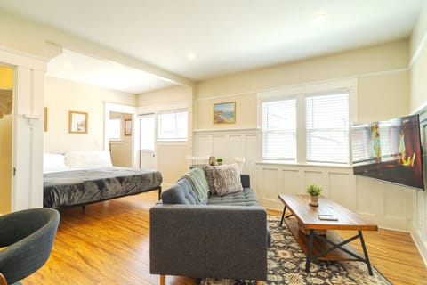King Size Bed - Comfy Couch with 55` Flat screen TV - Relax Area