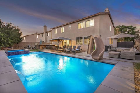 Luna Vista is a stunning six-bedroom, private pool and spa offering 2,976 square feet of luxury living.