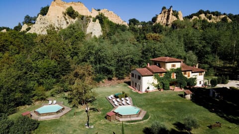 Activities, Amenities, Balcony / Terrace / Patio, Building Exterior, Garden, Pool, Spring, Summer, Wellness