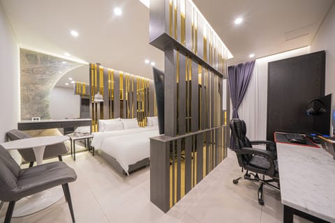 Luxury Twin Room | Individually decorated, individually furnished, laptop workspace