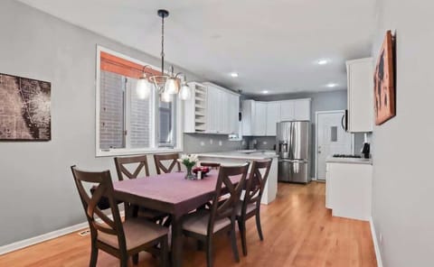 Space for 6 to have breakfast, lunch or dinner.  Extra space is available at the counter.