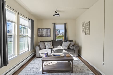 FRONT ROOM WITH PULL OUT COUCH. 