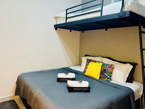 Traditional Triple Room | Minibar, individually decorated, individually furnished, desk