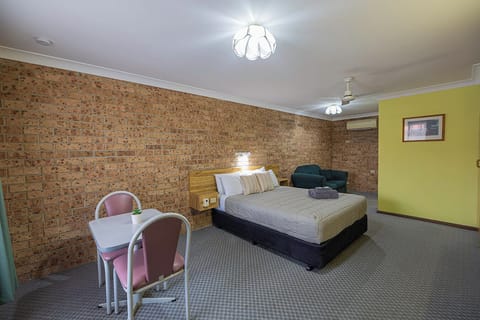 Deluxe Room, 1 Queen Bed | Iron/ironing board, WiFi (free), individually decorated