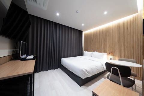 Deluxe Suite Room | Individually decorated, individually furnished, free WiFi, bed sheets