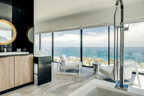 House | 6 bedrooms, desk, Internet