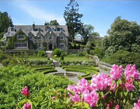 Character hotel restaurants close by too offering fantastic food and wine