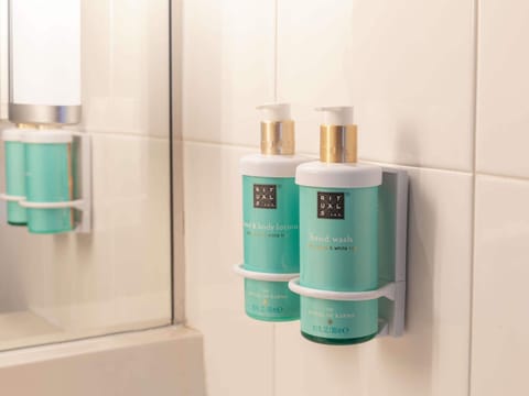 Separate tub and shower, deep soaking tub, rainfall showerhead