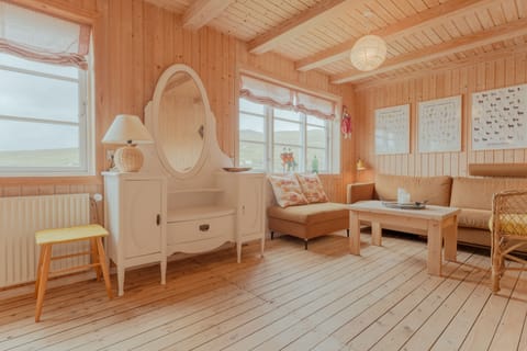 House | Living room | 40-inch flat-screen TV with satellite channels